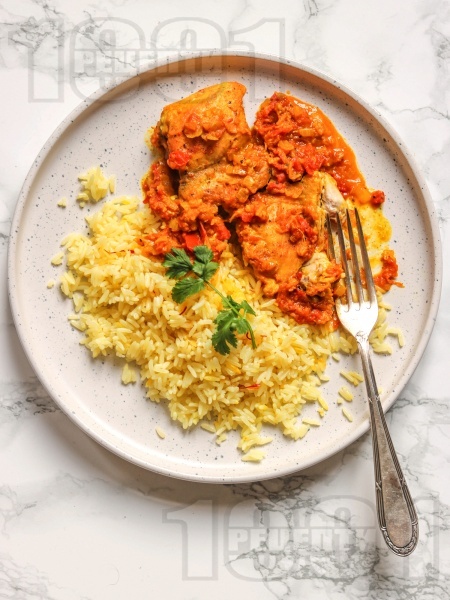 Къри с пилешки бутчета и гарнитура от ориз Басмати с шафран - снимка на рецептата
